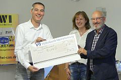 Foto: A. Korte )Mitte) und H. Piehl (rechts) bei Übergabe des Spendenschecks Spendenscheck an Dr. Krämerkämper