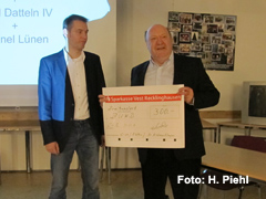 Foto: M. Postel (rechts) bei Übergabe des Spendenschecks an Dr. Krämerkämper